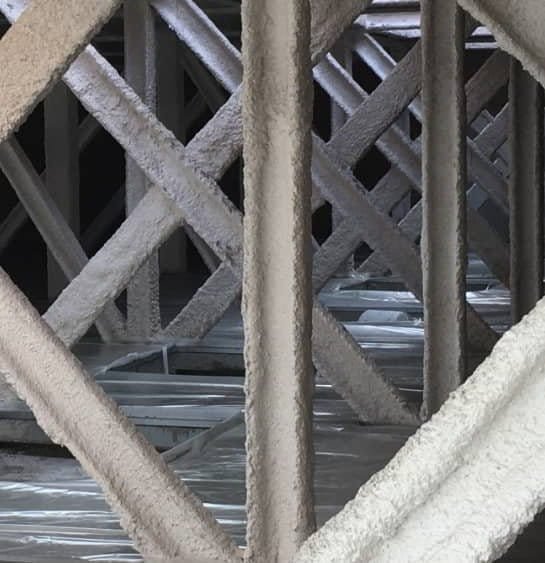 Celosía de perfiles metálicos revestida con vermiculita proyectada sin juntas