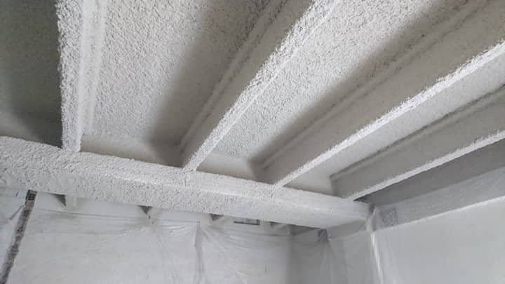 Vigas y forjado revestidos con vermiculita proyectada de acabado rugoso continuo